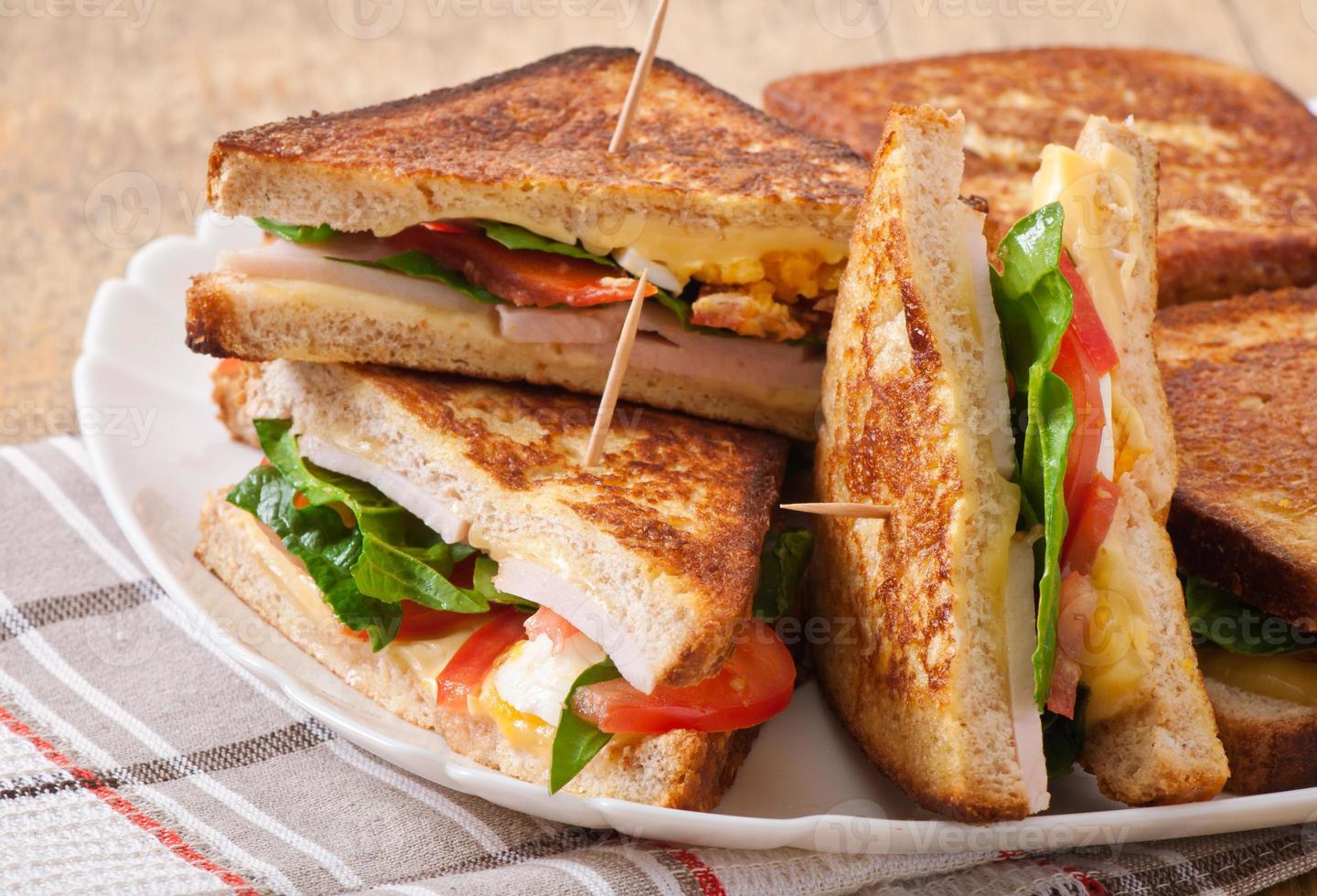 club sandwich au poulet et jambon photo