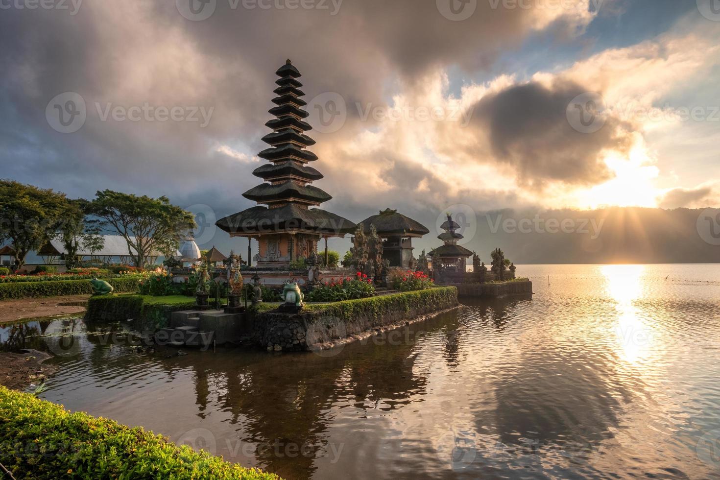 ancien temple pura ulun danu bratan avec la lumière du soleil le matin photo