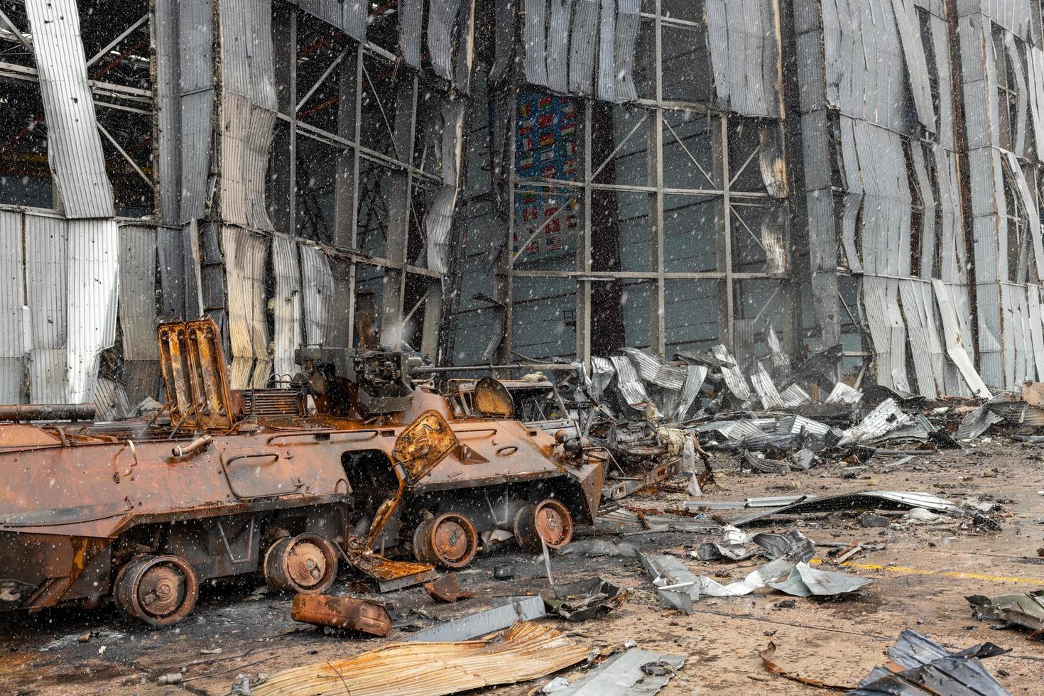 guerre détruite à l'aéroport d'ukraine par les troupes russes photo