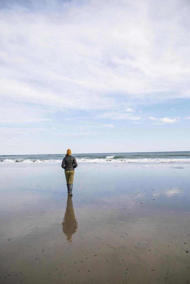 femme marchant sur la plage en hiver photo