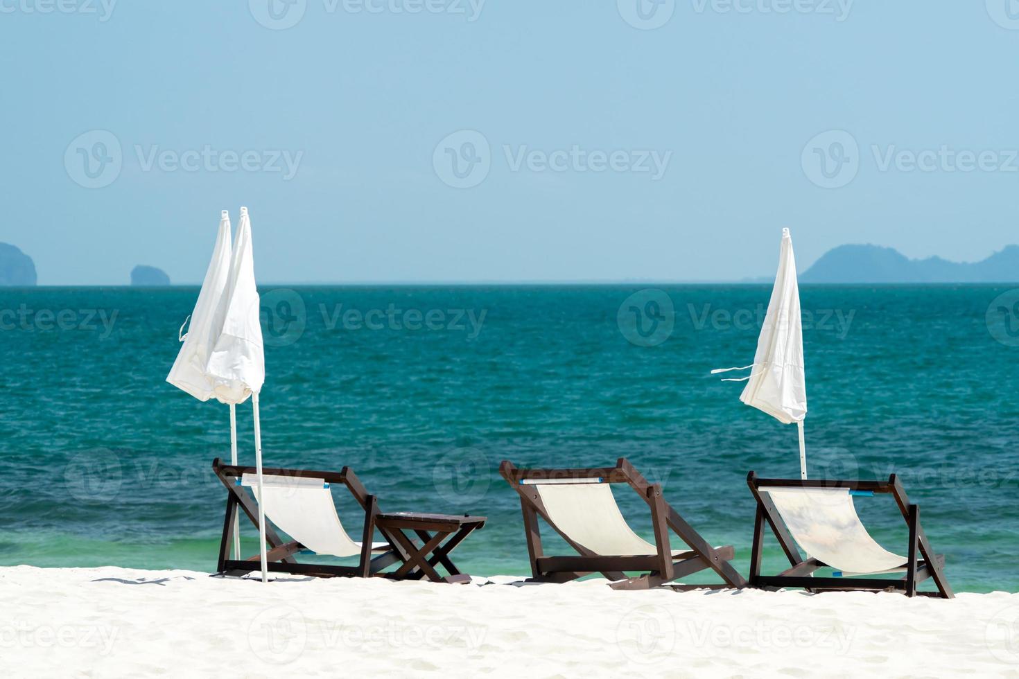 chaise de plage avec concept de voyage en mer bleue photo