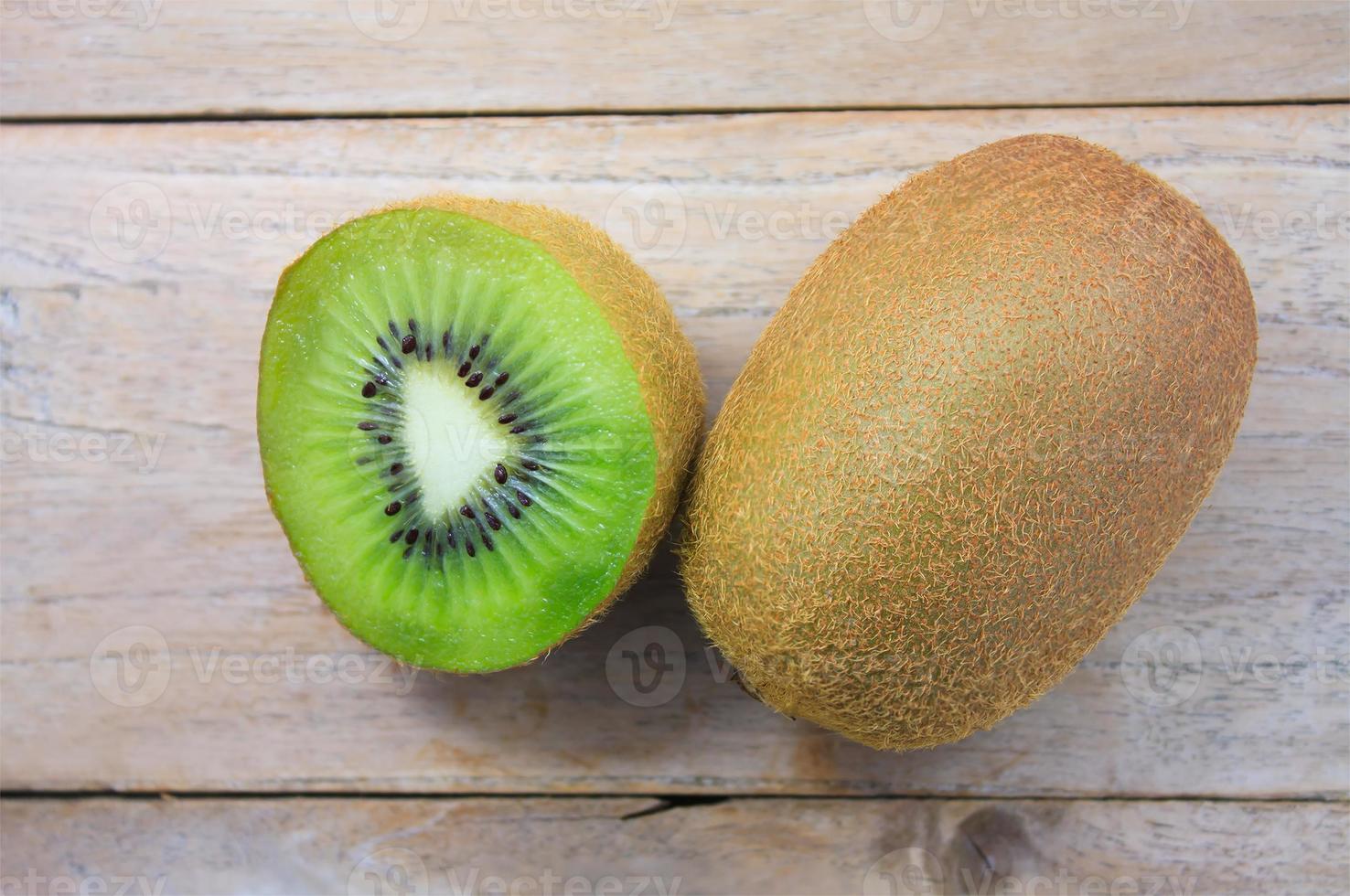 kiwis frais sur table en bois photo