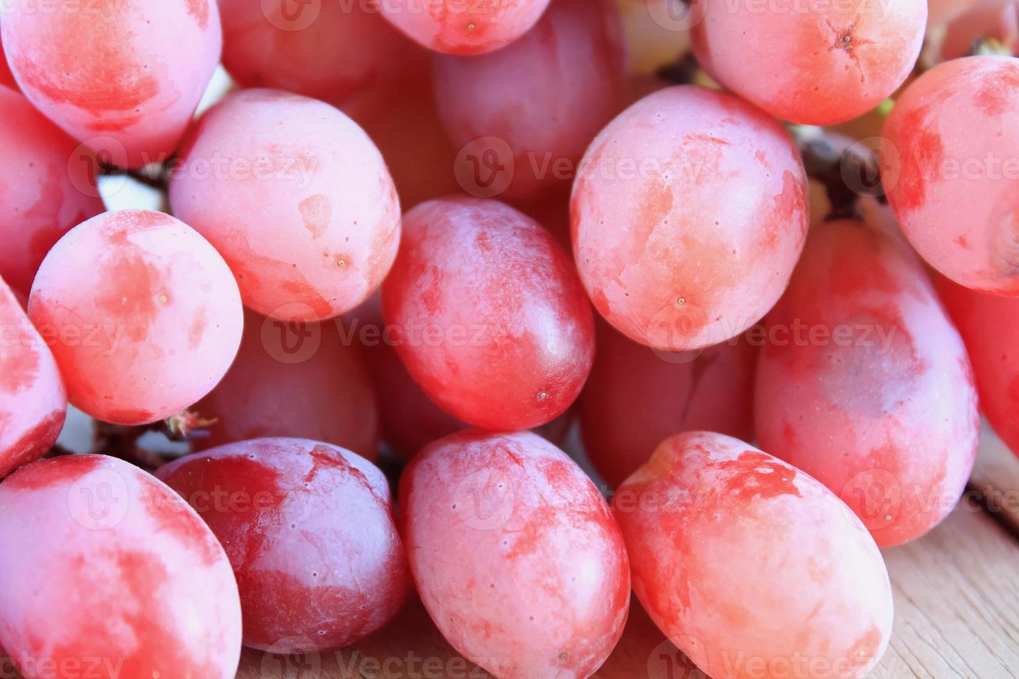 Raisins rouges sur fond de bois photo