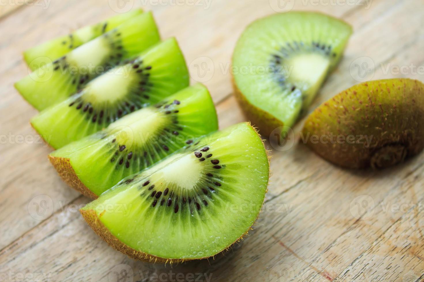 kiwi frais sur fond de bois photo