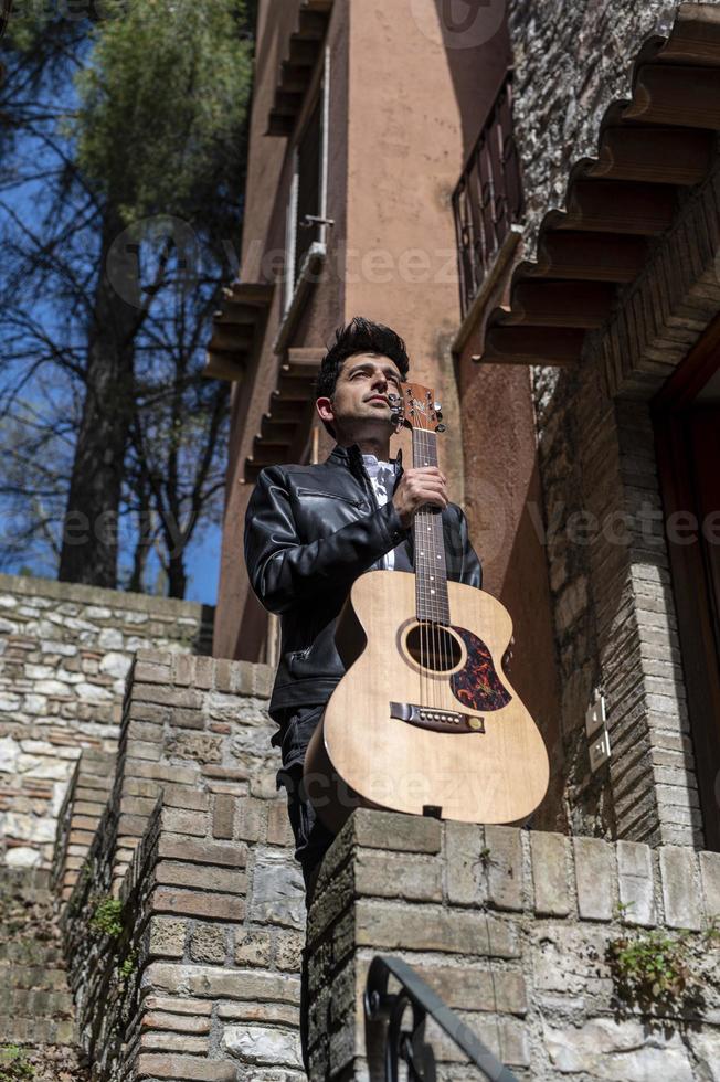 photo d'un garçon tenant une guitare