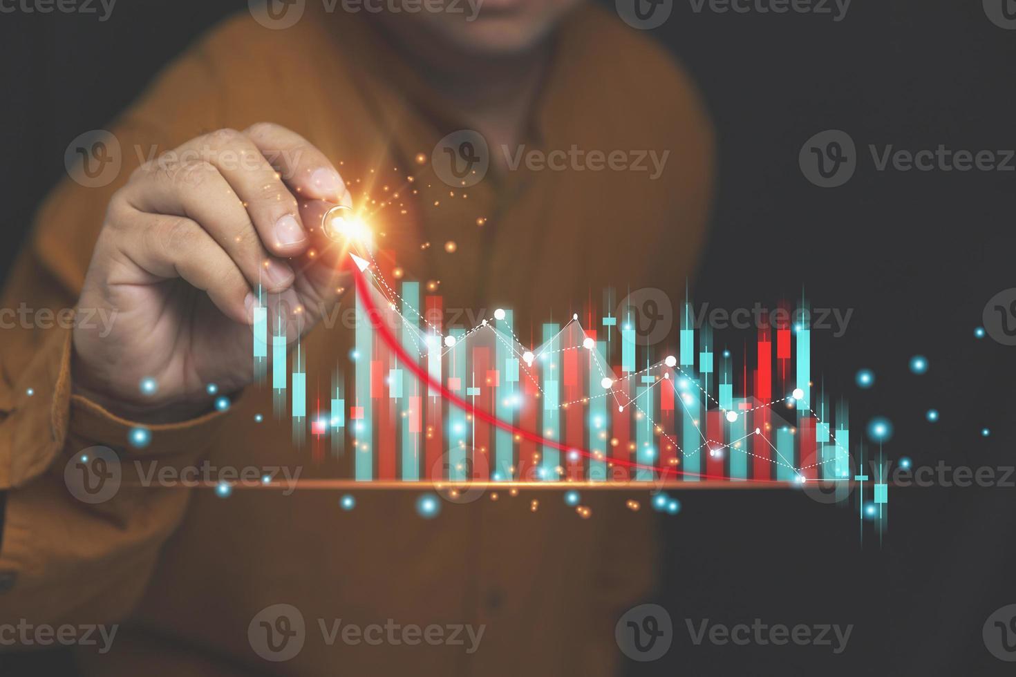 le marché boursier, l'investissement, la planification stratégique. les investissements des entreprises à des fins lucratives pour l'avenir. homme d'affaires pointant l'écran virtuel sur le graphique de croissance de l'entreprise, planification de la stratégie boursière. photo