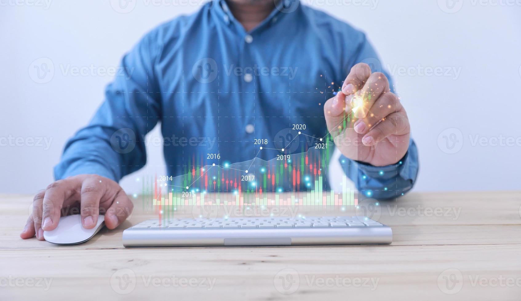 homme d'affaires à l'aide d'un stylo tactile sur un écran virtuel avec une activité de croissance graphique à l'autre. finance et comptabilité, marché boursier, nouvelles idées d'entreprise de démarrage et concept de croissance des bénéfices. photo