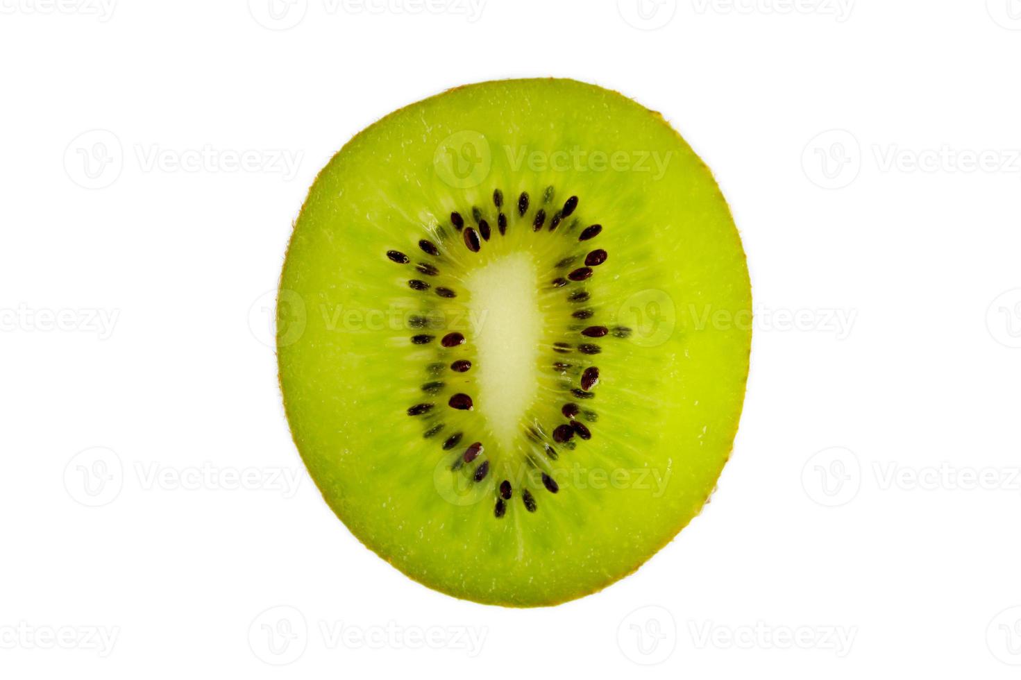 coupe transversale de kiwi frais isolé sur fond blanc photo