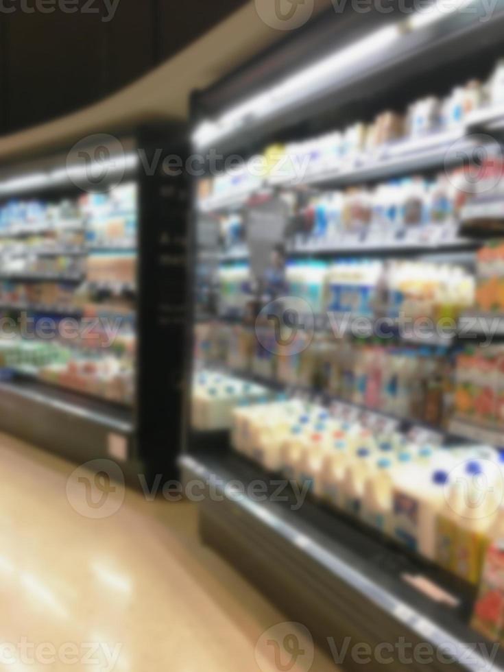 sélection de yaourts, de lait de soja et de lait sur les étagères d'un supermarché photo