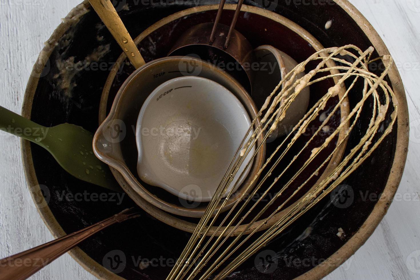 après la cuisson des ustensiles et de la vaisselle en désordre attendant d'être lavés photo