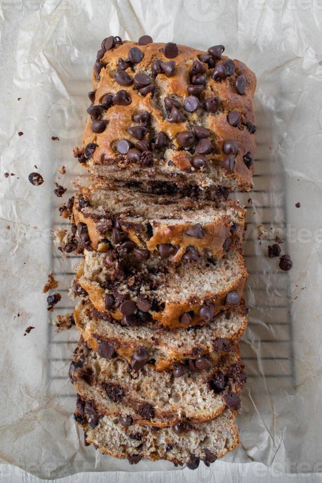 tranches de pain aux bananes et pépites de chocolat sur du papier ciré à plat photo