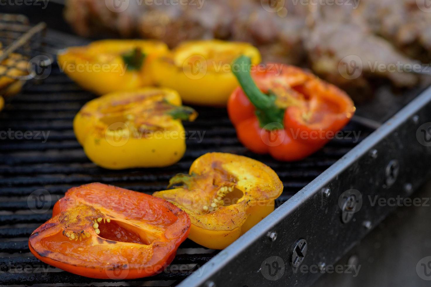 poivrons rouges et jaunes grillés lors d'un festival de cuisine de rue. photo
