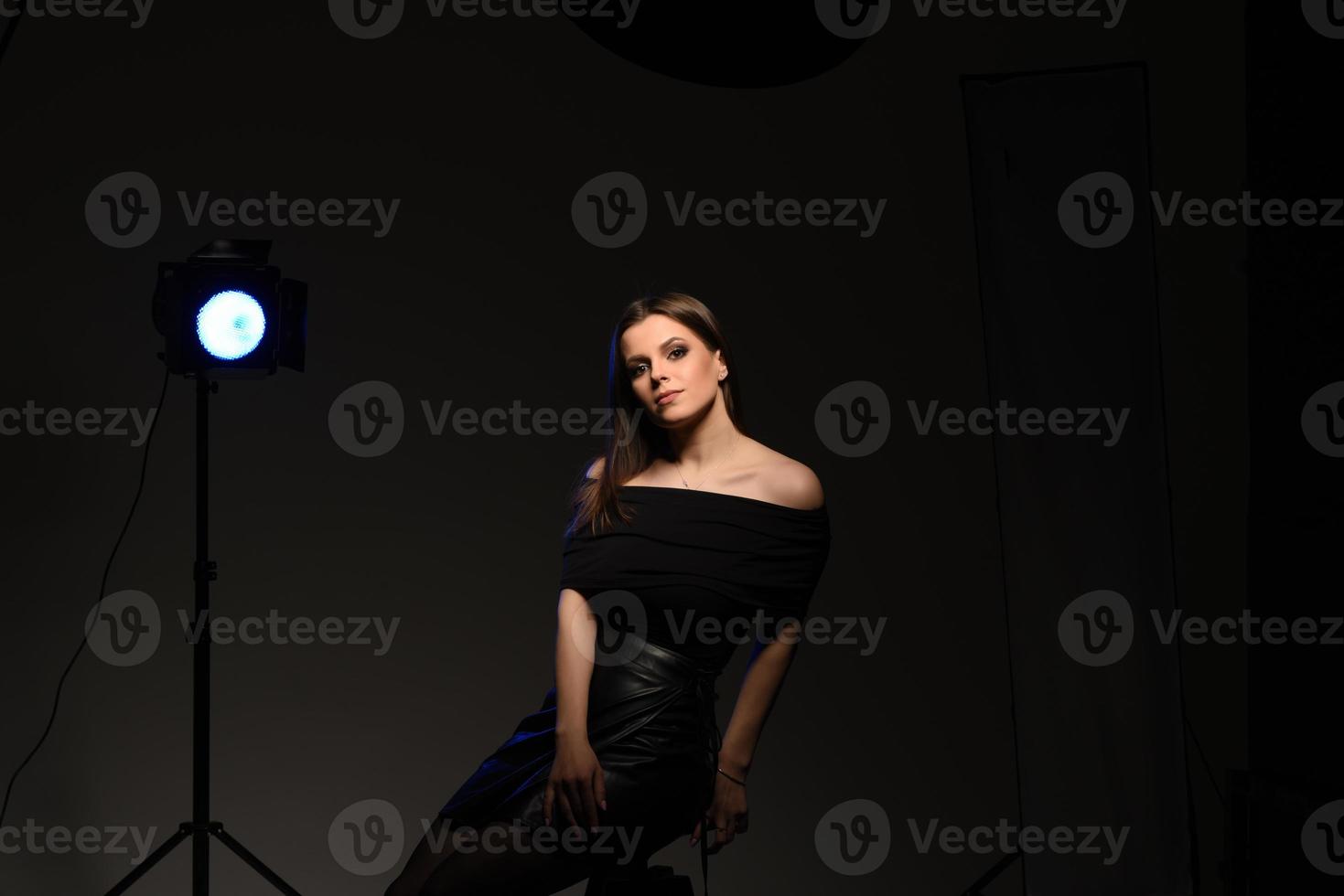 Studio jusqu'à la taille portrait d'une belle femme d'affaires photo