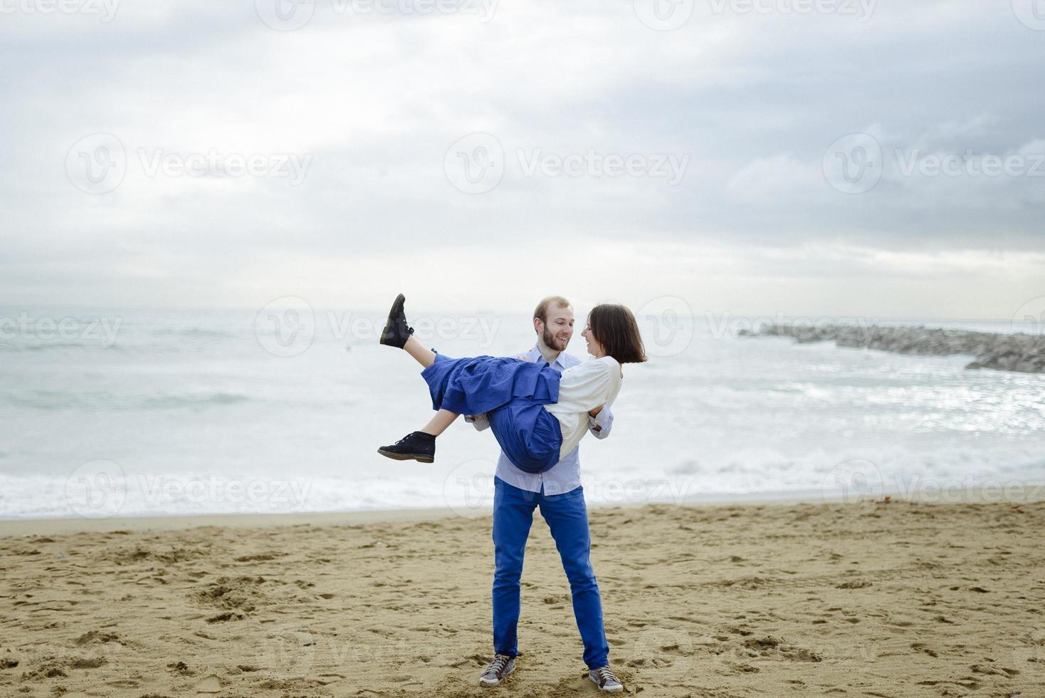 un couple d'amoureux, un homme et une femme profitant des vacances d'été sur une plage paradisiaque tropicale avec de l'eau de mer claire et pittoresque photo