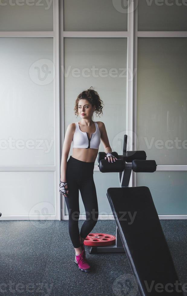 portrait en pied d'une femme en legging photo