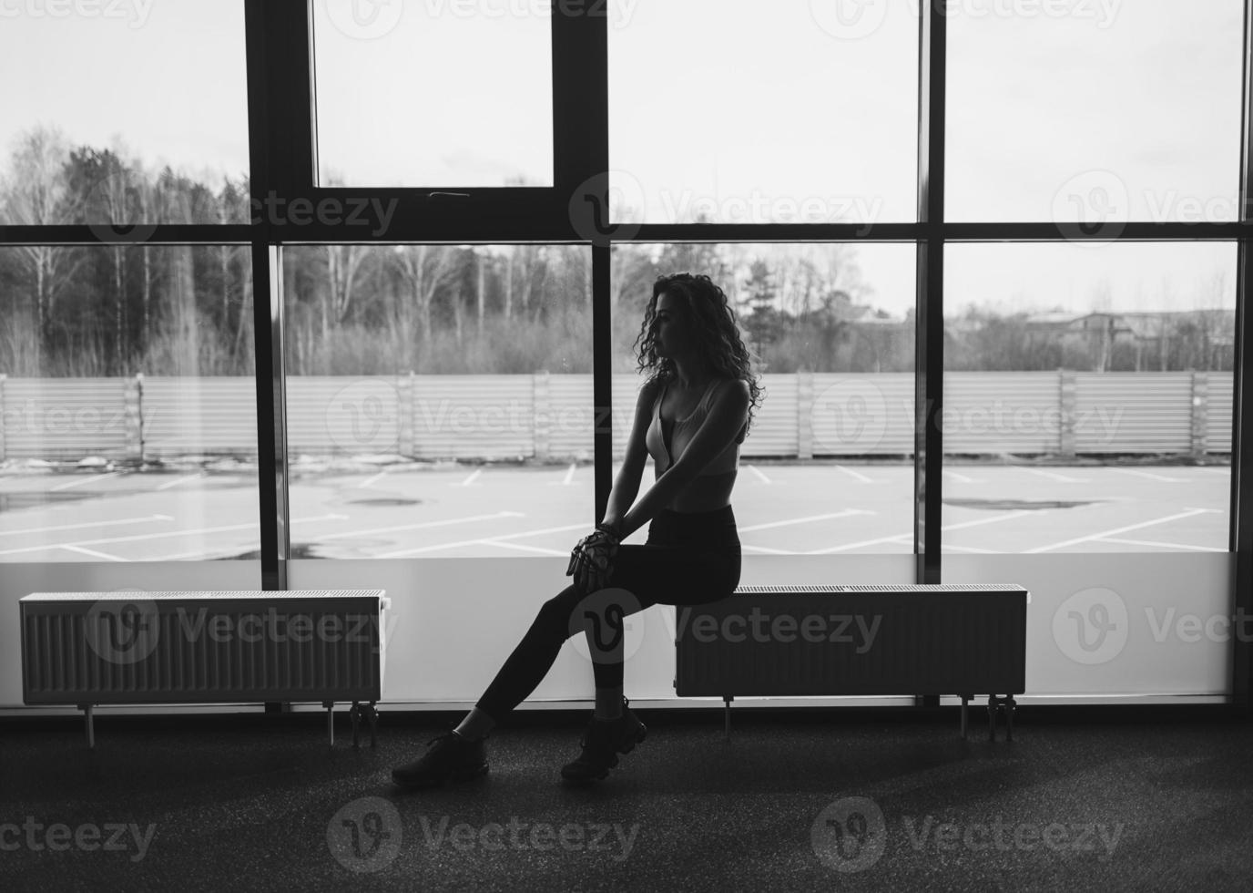 silhouette d'une femme bouclée photo