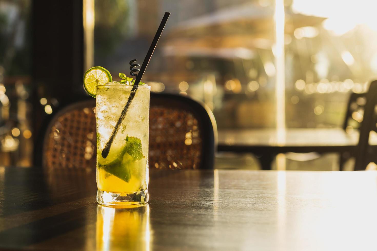 verre de boisson mojito cocoktail sur la table du restaurant au coucher du soleil. photo