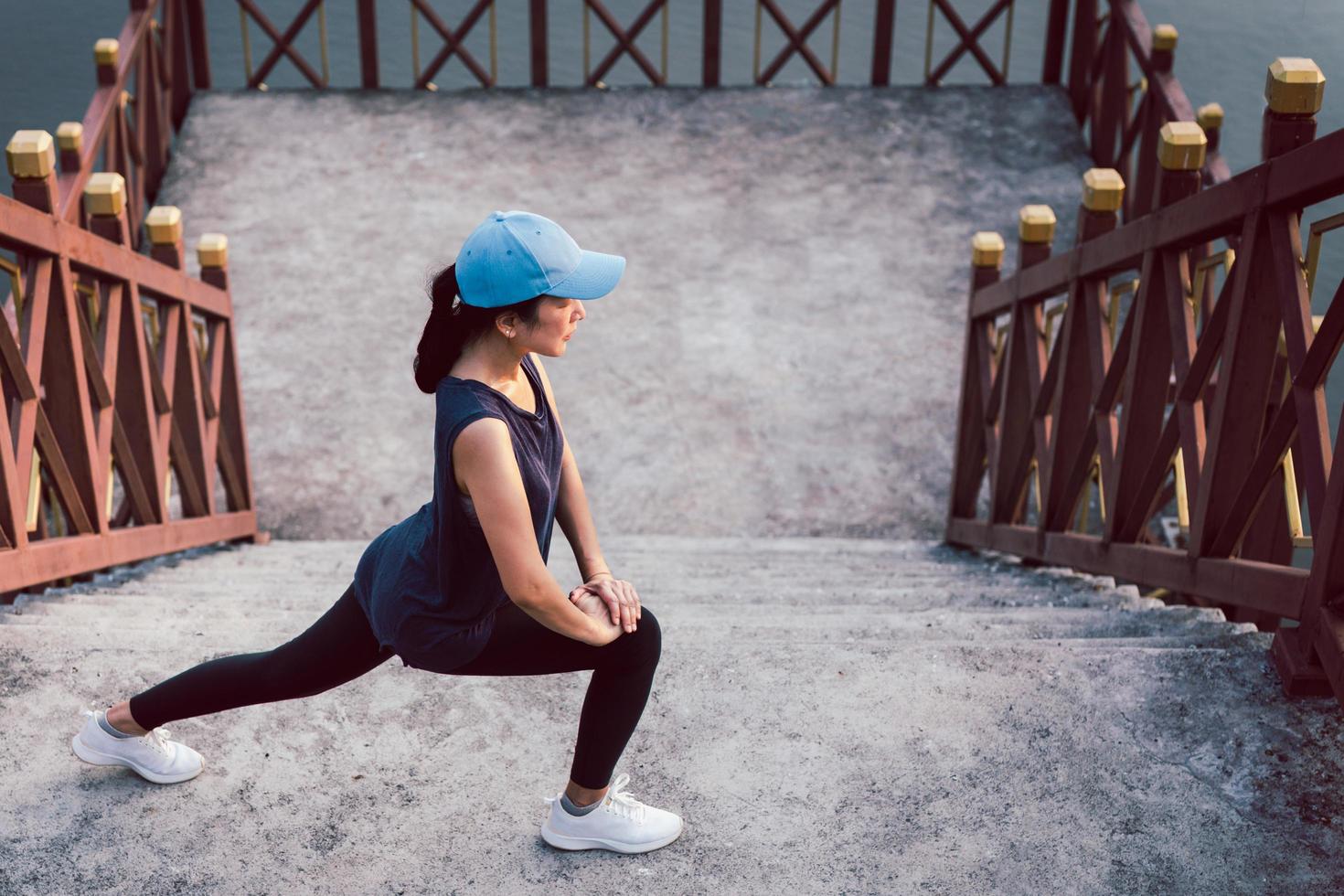 exercice sportif qui s'étend sur les escaliers mode de vie sain en plein air. photo