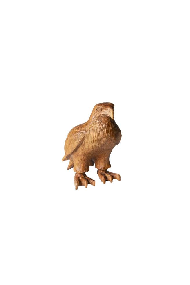 Figurine oiseau en bois isolé sur fond blanc photo