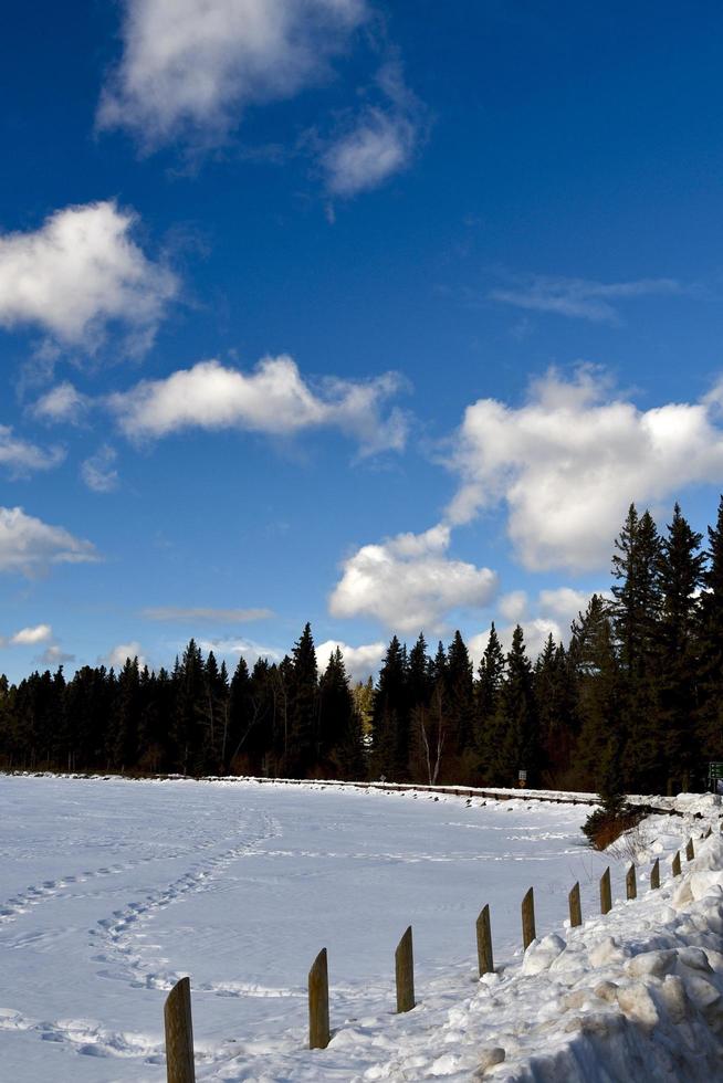 un lac gelé par une journée d'hiver ensoleillée photo