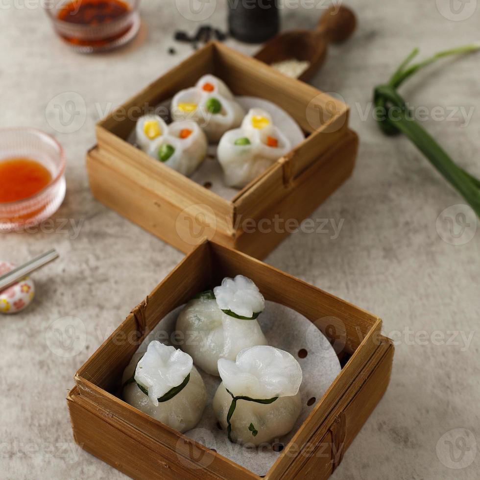 belles boulettes de ciboulette cuites à la vapeur de style hongkong sur la table de ciment rustique. appelé gu chai en thau et en chinois appelé jiu cai jiao, apéritif chinois thaïlandais photo