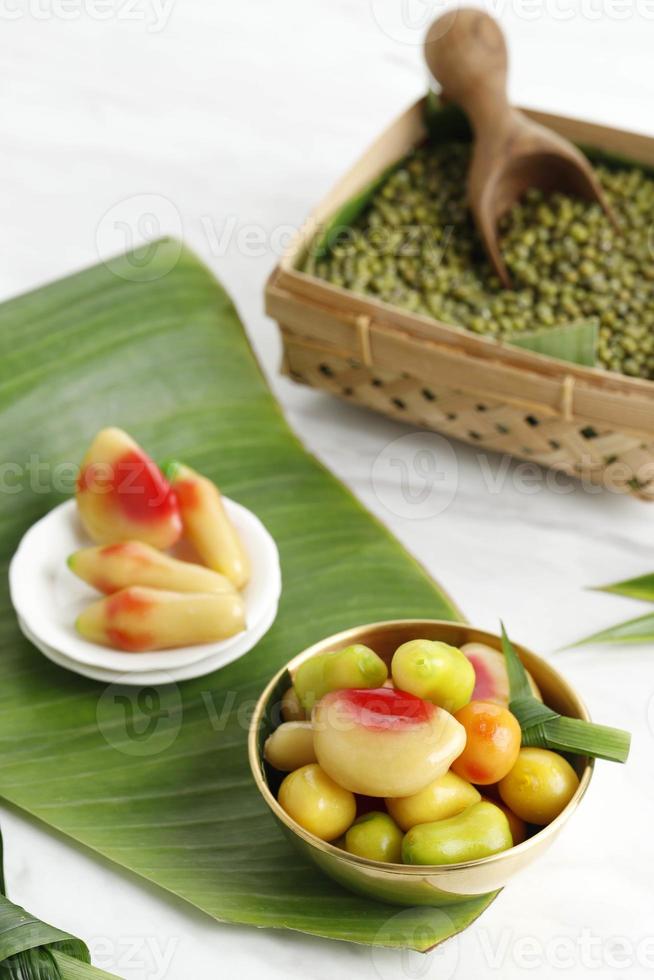 kue ku buah mini fantasi, thaï populaire comme kaoom lok choup. boulette sucrée à base de purée de haricots mungo avec peau de gelée de gélatine photo