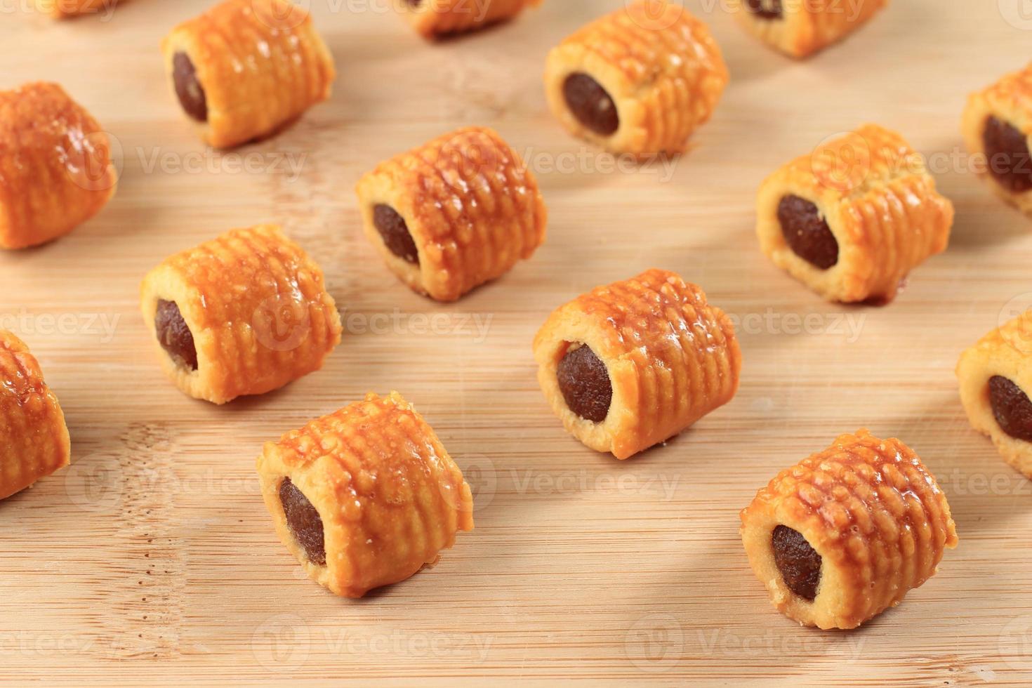 nastar gulung ou rouler des biscuits à l'ananas ou des tartes à l'ananas. rouleaux fourrés à la confiture d'ananas, kue kering pour hari raya lebaran photo