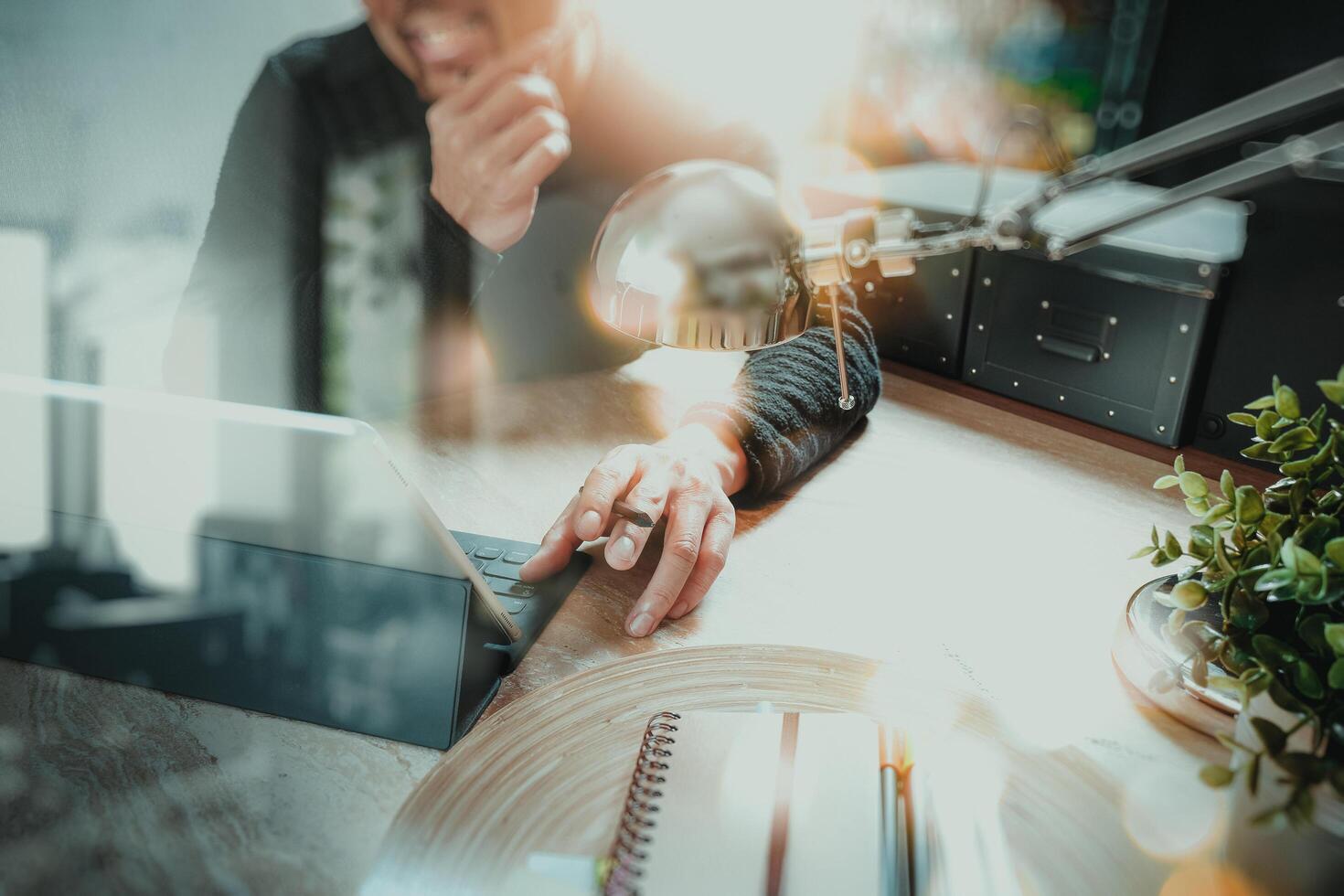 homme utilisant un casque voip avec un clavier intelligent d'accueil pour ordinateur tablette numérique, communication conceptuelle, support informatique, centre d'appels et service client, effet de film de filtre photo