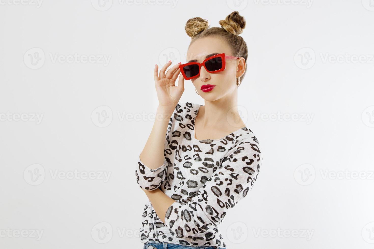 gros plan de visage de femme heureuse. mode et accessoires d'été. gros plan portrait féminin en lunettes de soleil rouges et maquillage coloré. isolé sur fond blanc. copie espace photo