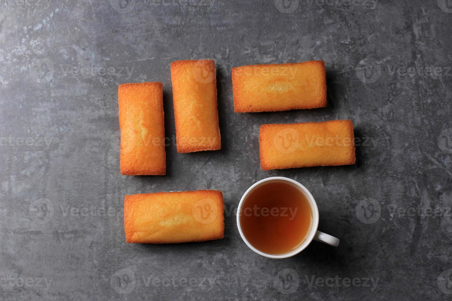 biscuits français appelés financiers, à la poudre d'amandes, moelleux à l'intérieur et croustillants sur les bords photo