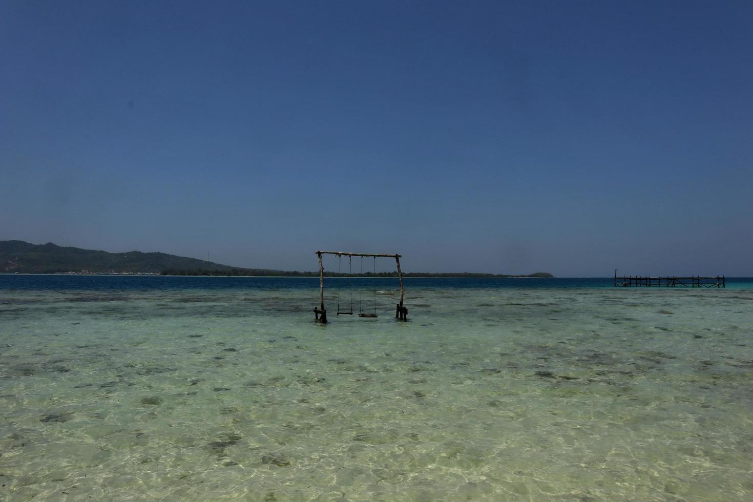 l'île de menjangan à karimun, java, jepara, java central, a un beau sable blanc, ici il y a aussi des éleveurs de requins, peut profiter d'une eau claire et d'un sable propre photo