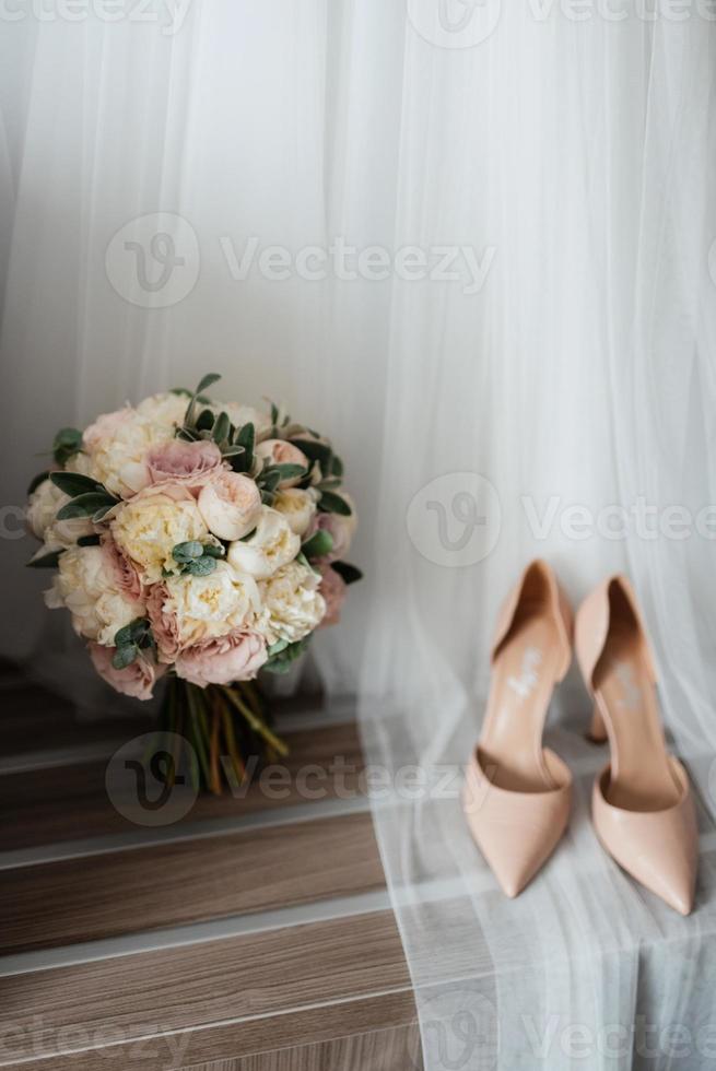 chaussures de mariage de la mariée photo