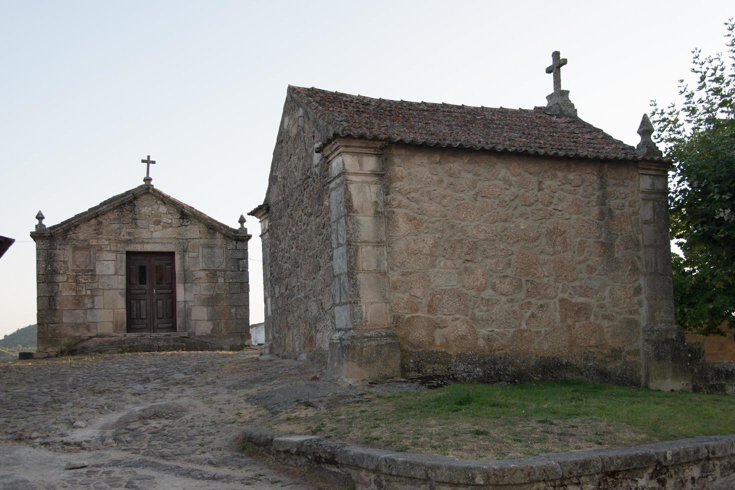 calvaire chapelle en pierre à belmonte, portugal. photo