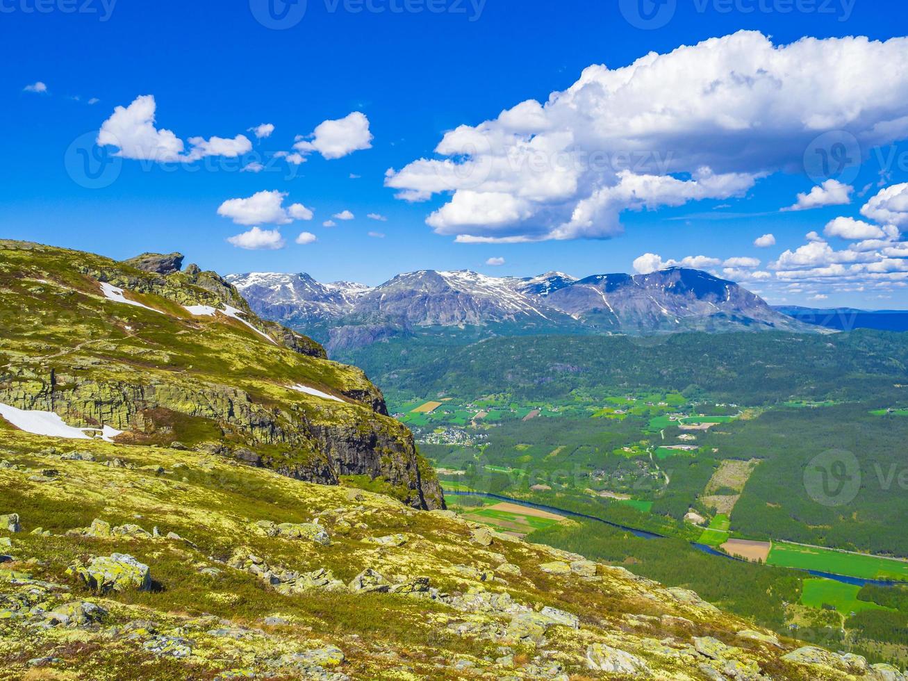 magnifique panorama de la vallée norvège hemsedal hydalen avec des montagnes enneigées. photo