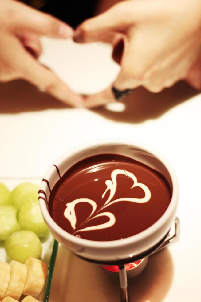 chocolat chaud en forme de coeur de crème blanche photo