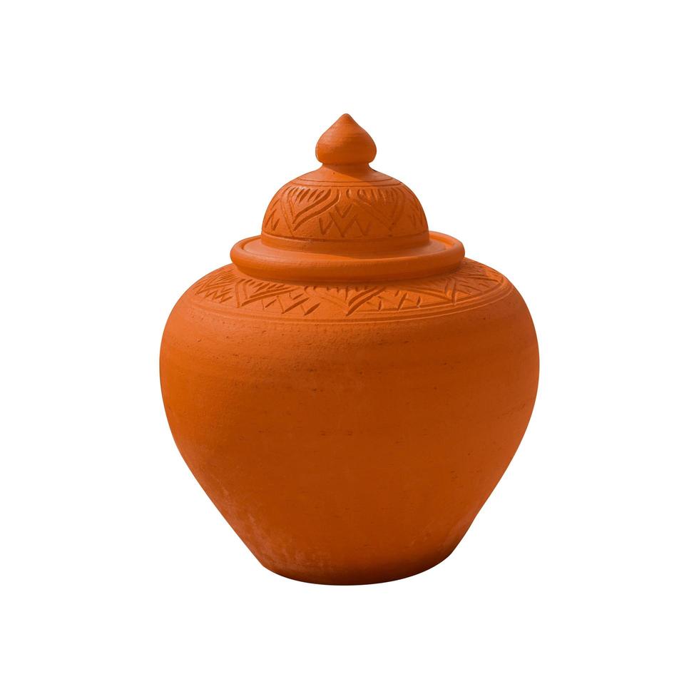 Un beau pot d'argile utilisé pour boire de l'eau isolé sur fond blanc photo