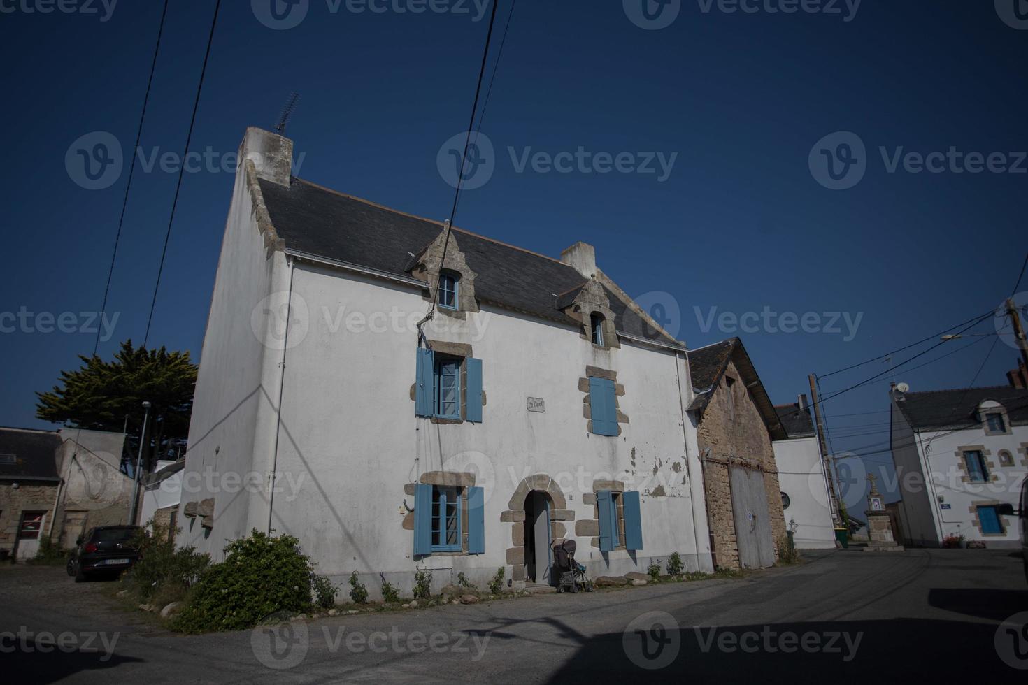 maison blanche dans une petite ville photo