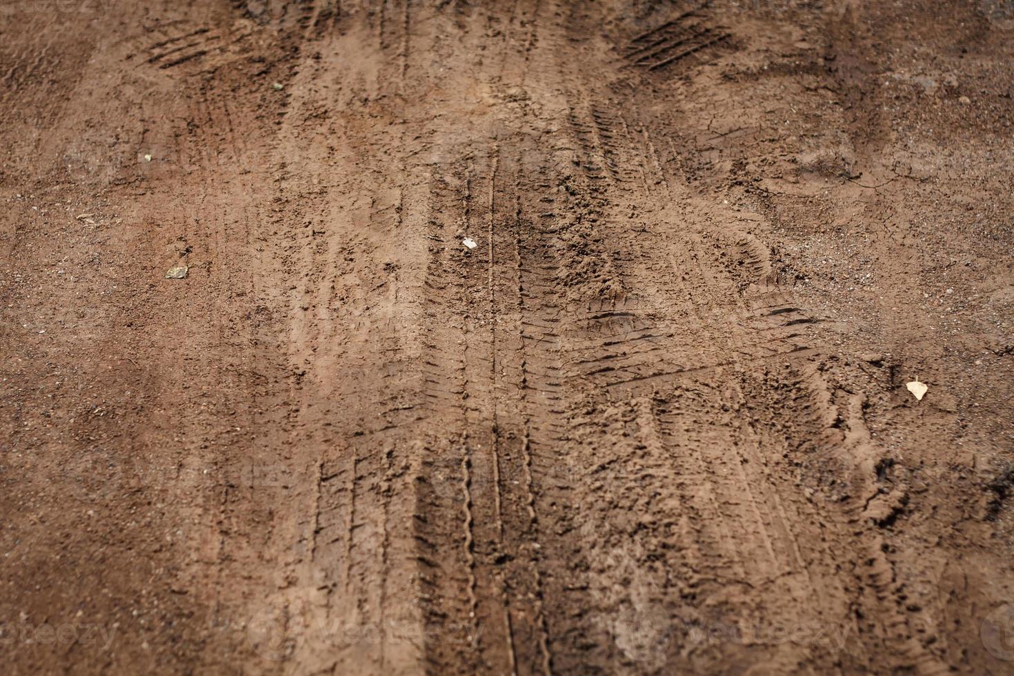 texture de la piste de roue sur la route de campagne photo