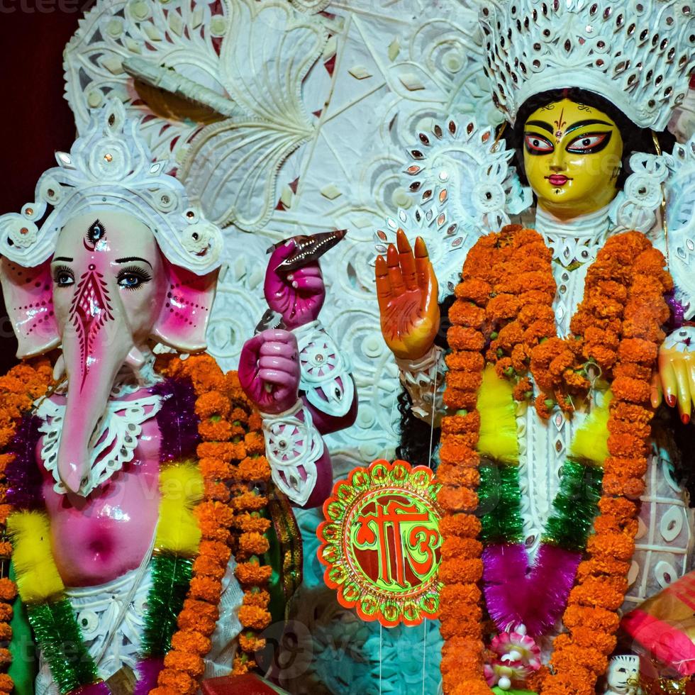 déesse durga avec un look traditionnel en vue rapprochée à une durga puja de kolkata du sud, idole de durga puja, un plus grand festival hindou de navratri en inde photo