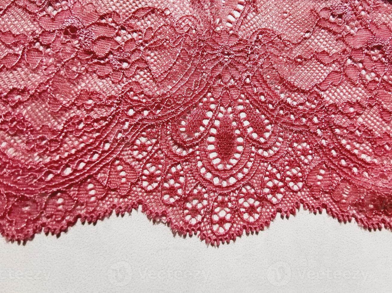 dentelle élégante tissu rose. élément de finition de sous-vêtements sur fond blanc. photo