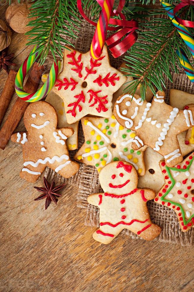 réchauffement du vin chaud, des épices et des biscuits de pain d'épice sur un fond en bois dans un style rustique photo