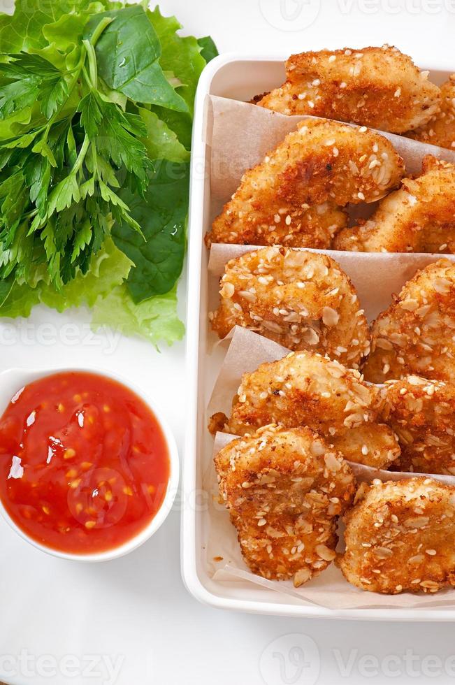 nuggets de poulet enrobés de céréales, miettes et sésame photo