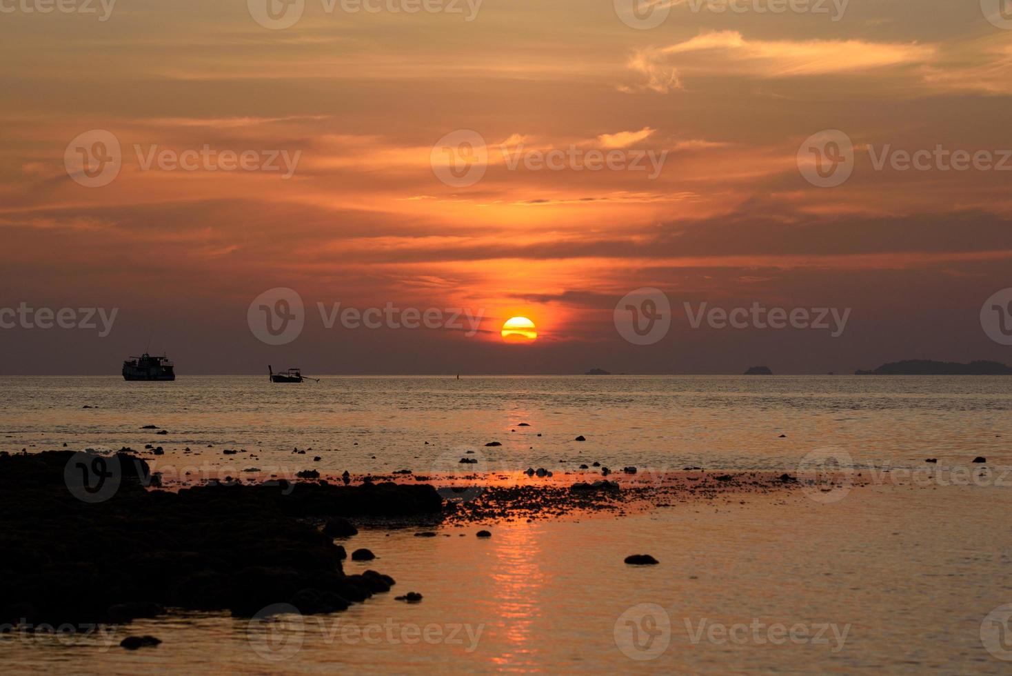 beau coucher de soleil sur la mer à koh lipe photo