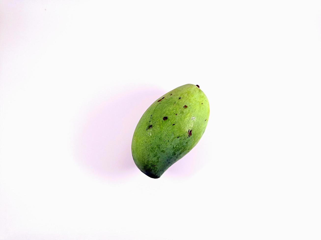 mangue verte fraîche isolée sur fond blanc, fruit d'été populaire en thaïlande photo