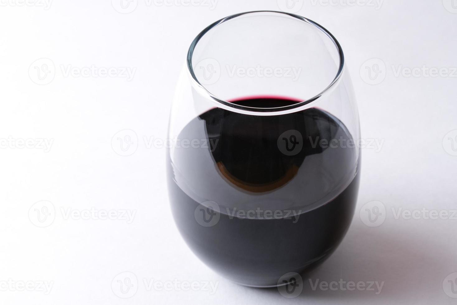 un verre de vin rouge photo