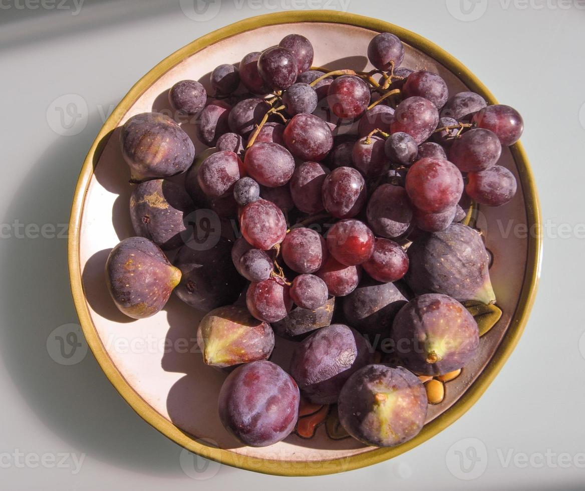Nourriture aux raisins rouges et aux figues photo