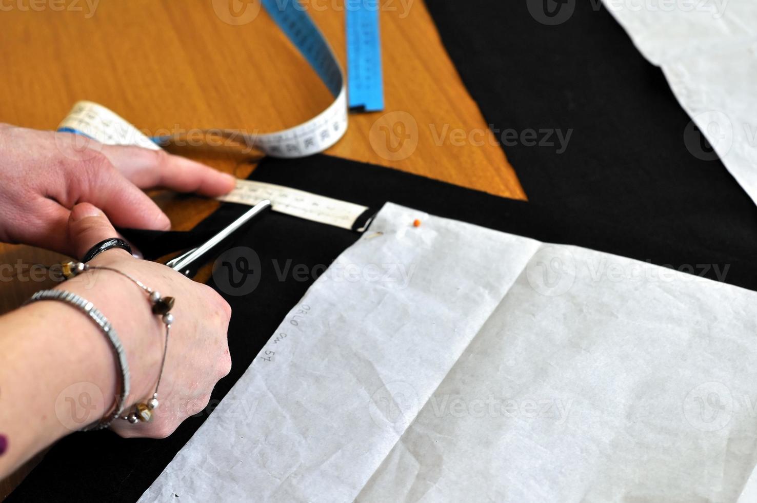 un tailleur professionnel de couture au travail faisant du tissu photo