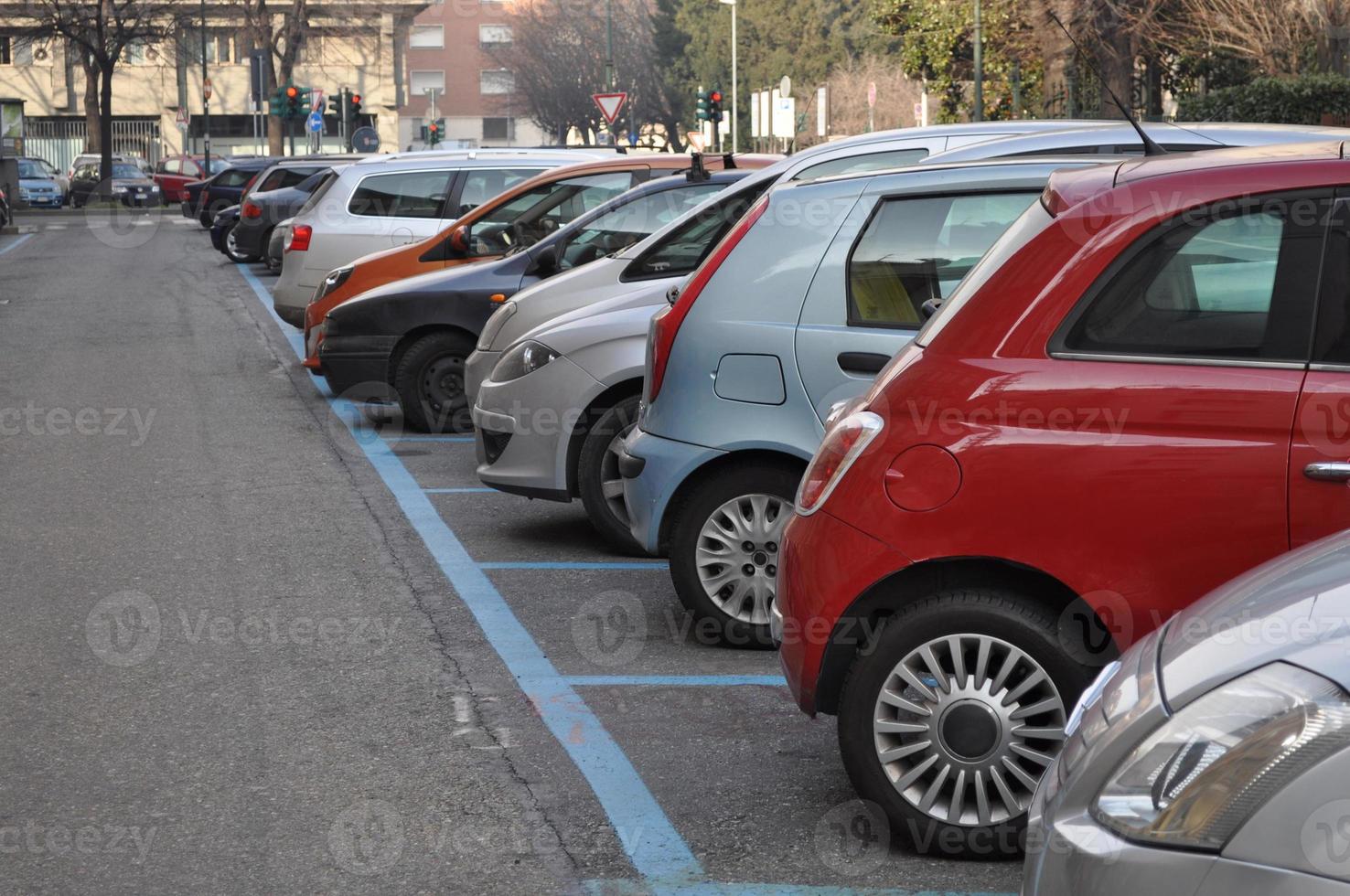 de nombreuses voitures garées dans un parking photo