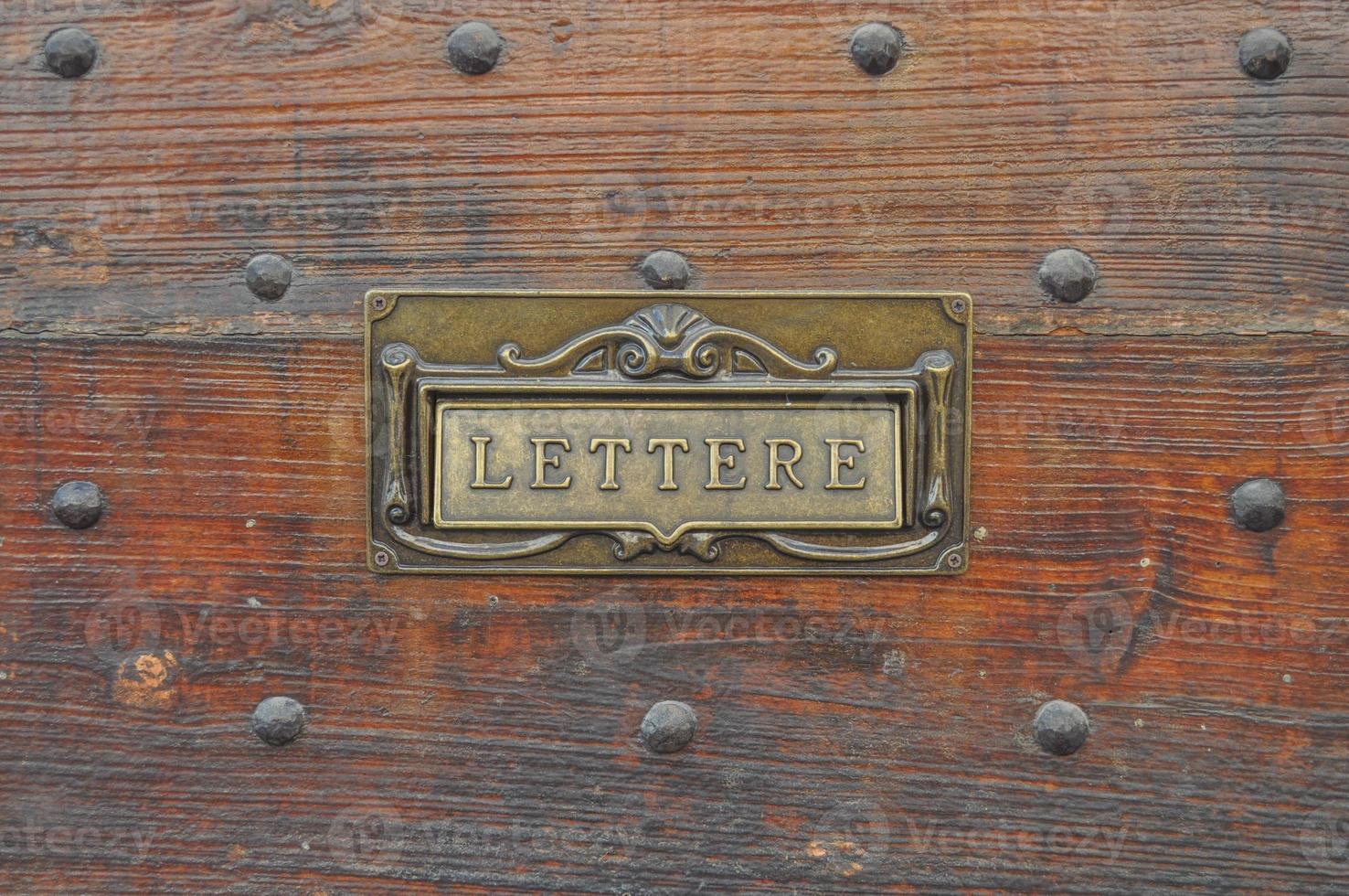 boîte aux lettres avec lettre de texte italien photo