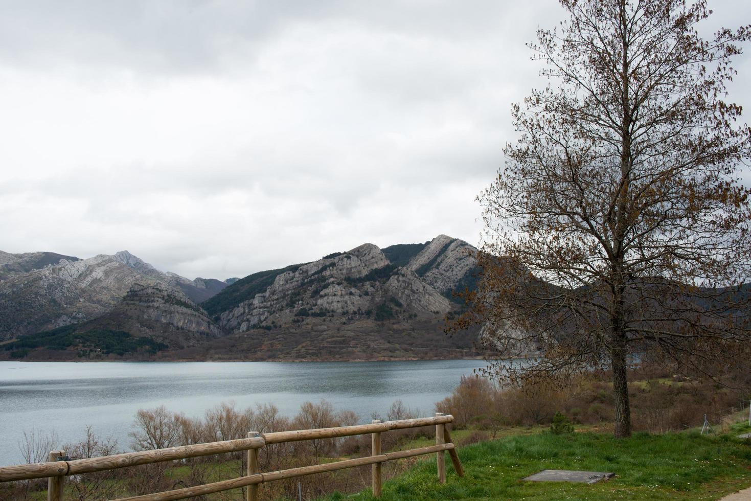 belle vue aérienne du parc naturel de babia et luna, entre leon et les asturies. zone protégée avec un réservoir. Espagne photo